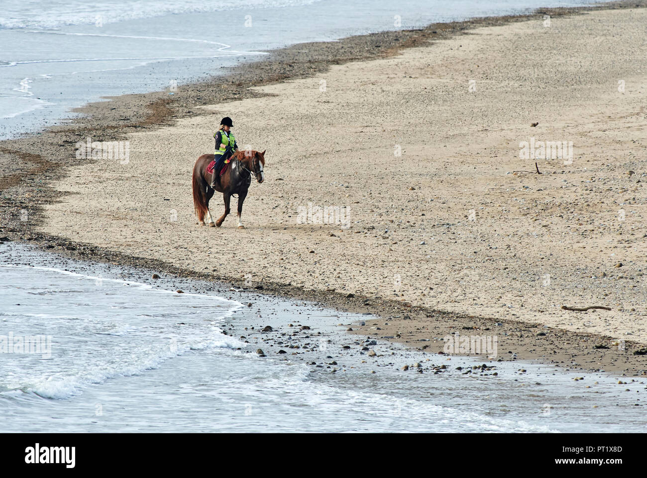 En Merthyr Mawr, Gales, Reino Unido. El 05 de octubre de 2018. Un jinete y su caballo disfrutar del sol de la tarde y el tiempo sereno en la playa en Merthyr Mawr. Crédito: Phillip Thomas/Alamy Live News Foto de stock