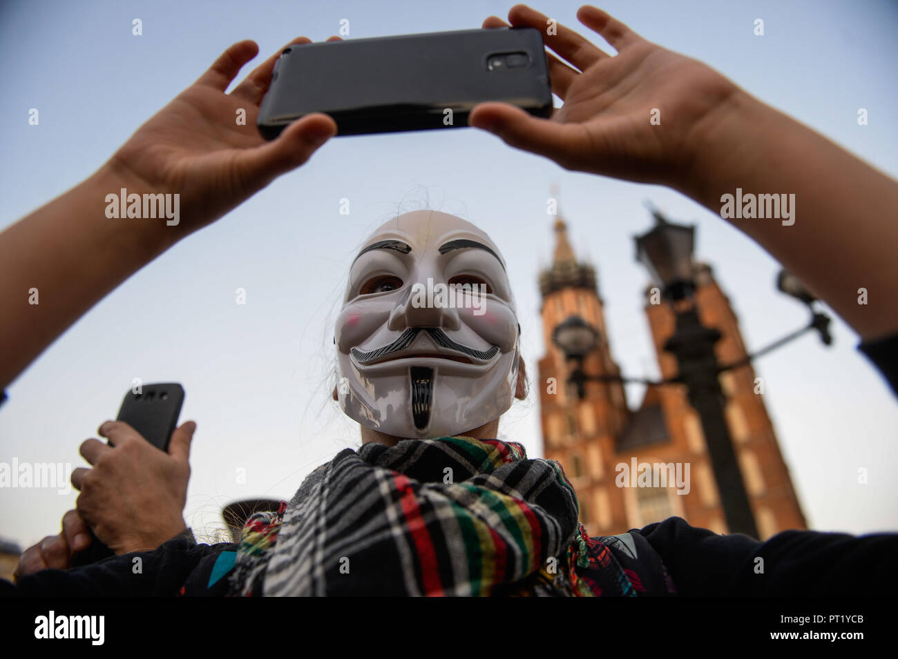Cracovia, Polonia. 5 Oct, 2018. Un manifestante con una máscara de Guy Fawkes graba la protesta durante la demostración.Protesta contra la implementa la directiva europea para los Derechos de Autor (conocida como Acta 2.0) delante del Monumento de Adam Mickiewicz en la plaza principal.Facebo Crédito: Zuma Press, Inc./Alamy Live News Foto de stock
