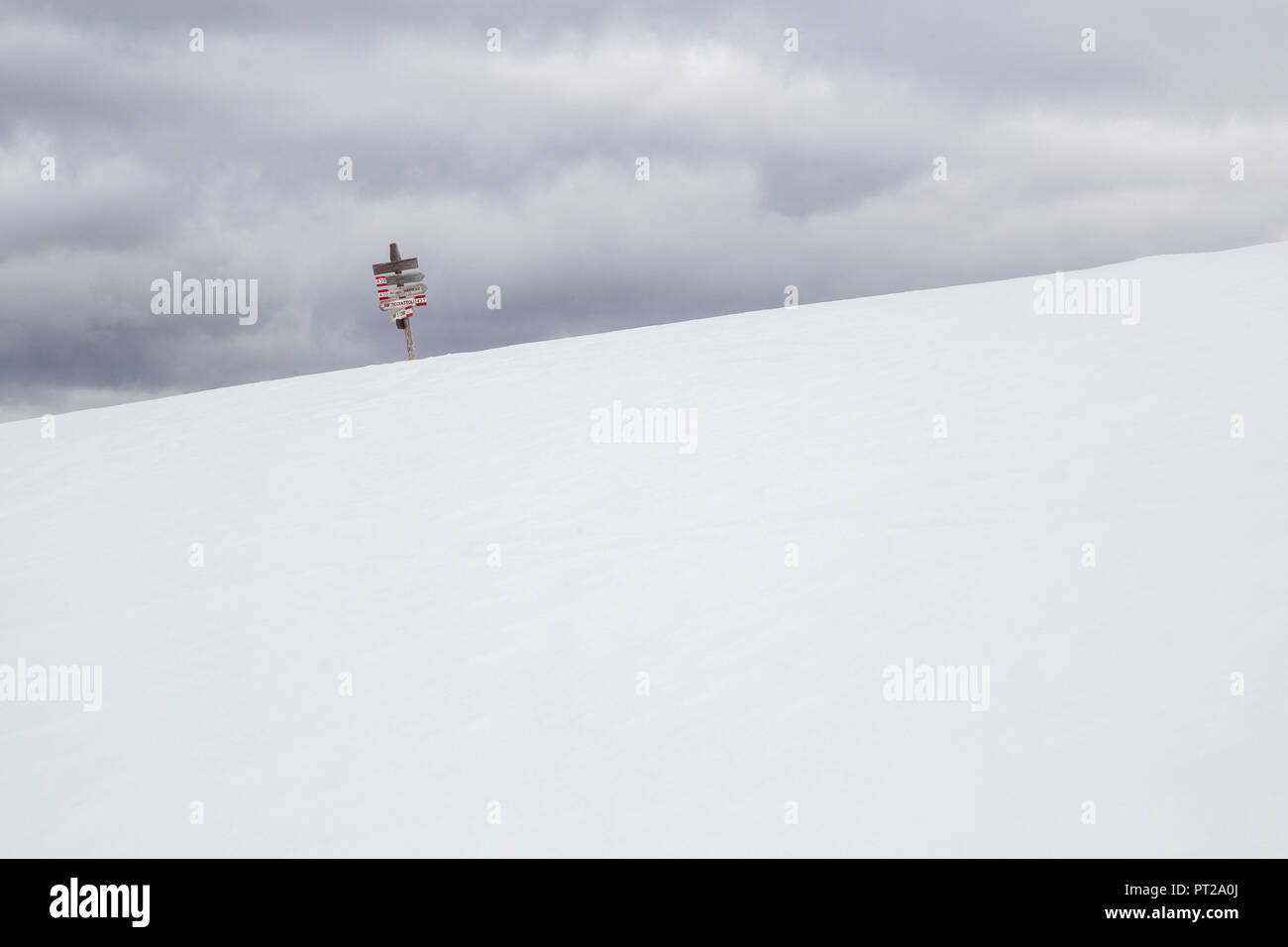 Un signo en la nieve cerca del Rifugio Scoiattoli, Cortina d'Ampezzo, Belluno, Veneto, Italia Foto de stock