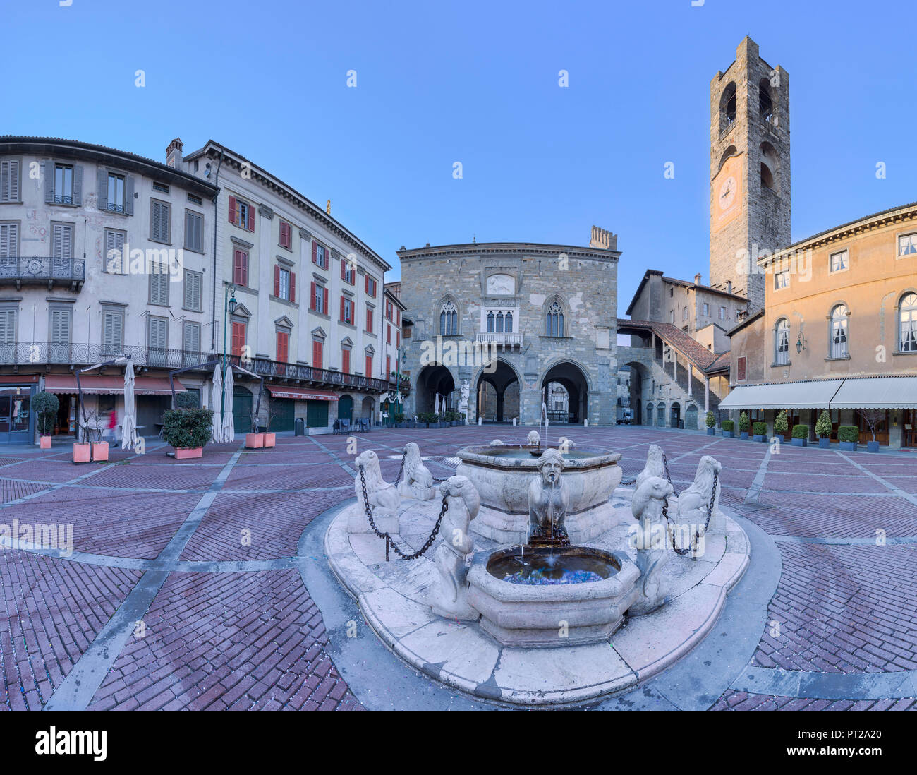 La Piazza Vecchia con torre cívica y la Fontana del Contarini, Bérgamo(upper town), Lombardía, Italia, Foto de stock