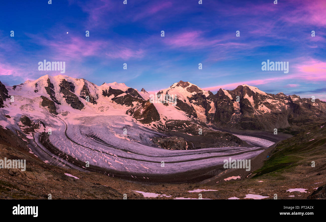Vista panorámica del Glaciar Vedret Pers al amanecer, refugio Diavolezza, Bernina Pass, Engadin, cantón de Los Grisones, Suiza, Europa Foto de stock