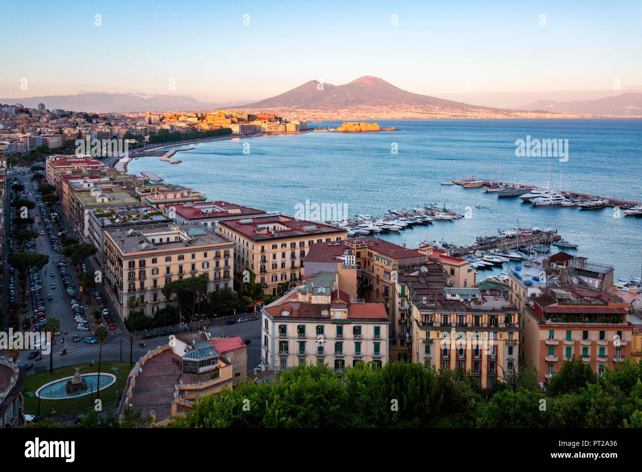 Napoli, vista panorámica de la bahía desde Posillipo, Campania, Italia Foto de stock