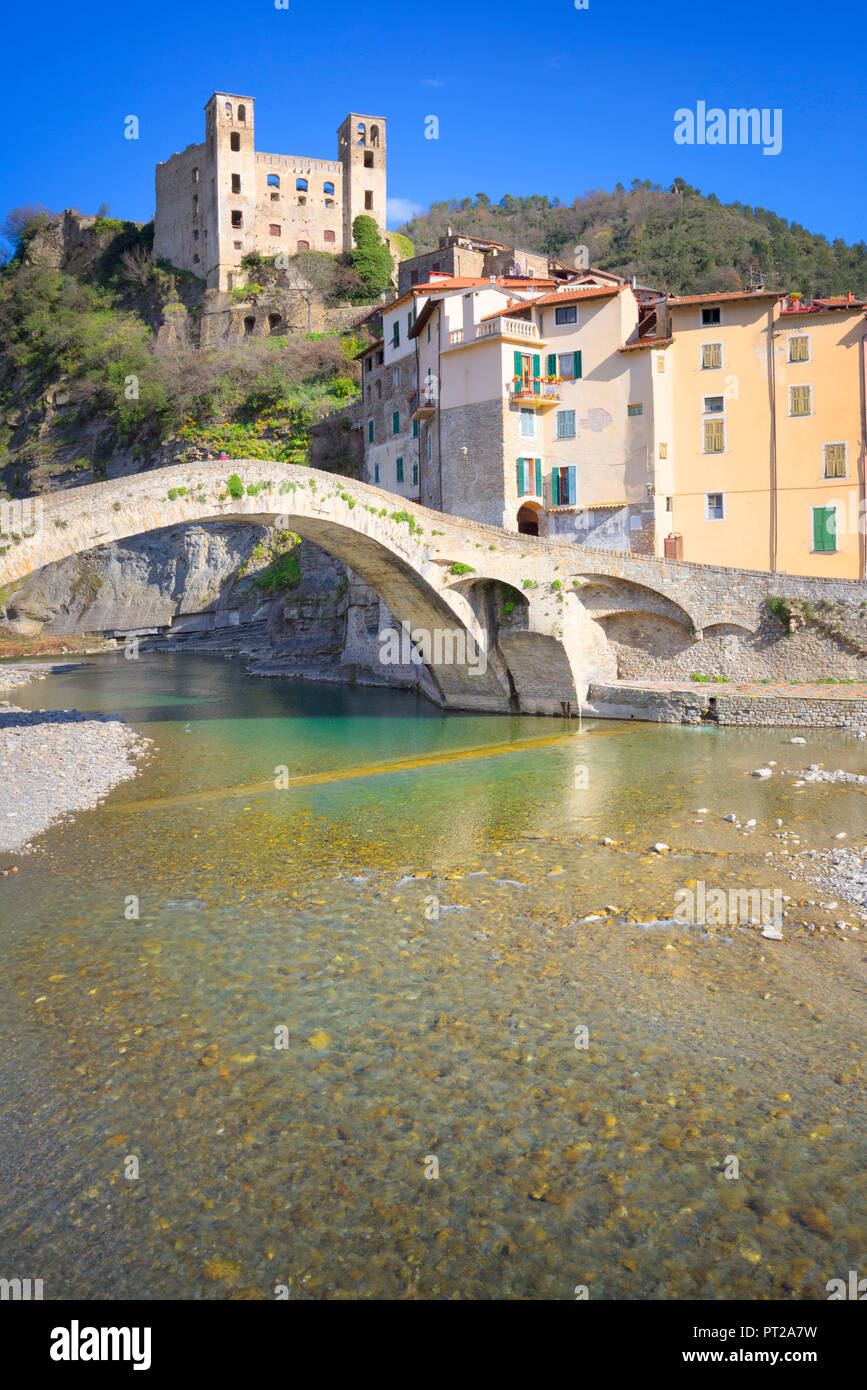 Aldea de Dolceacqua, en la provincia de Imperia, Liguria, Italia, Europa Foto de stock