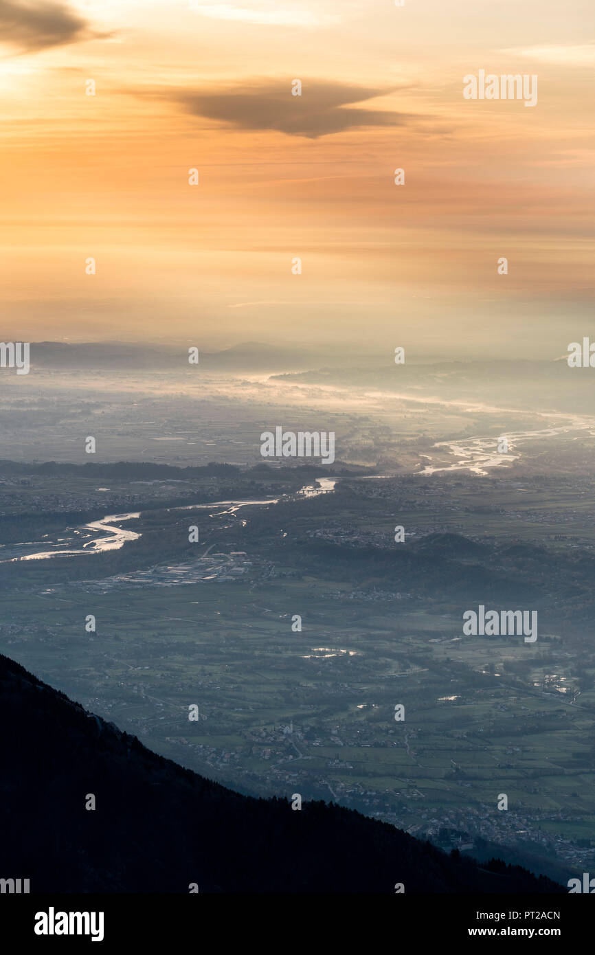 Monte Grappa, provincia de Treviso, Véneto, Italia, Europa, en vista del amanecer desde la cumbre del Monte Grappa en el Venetian y llanuras del río Piave Foto de stock