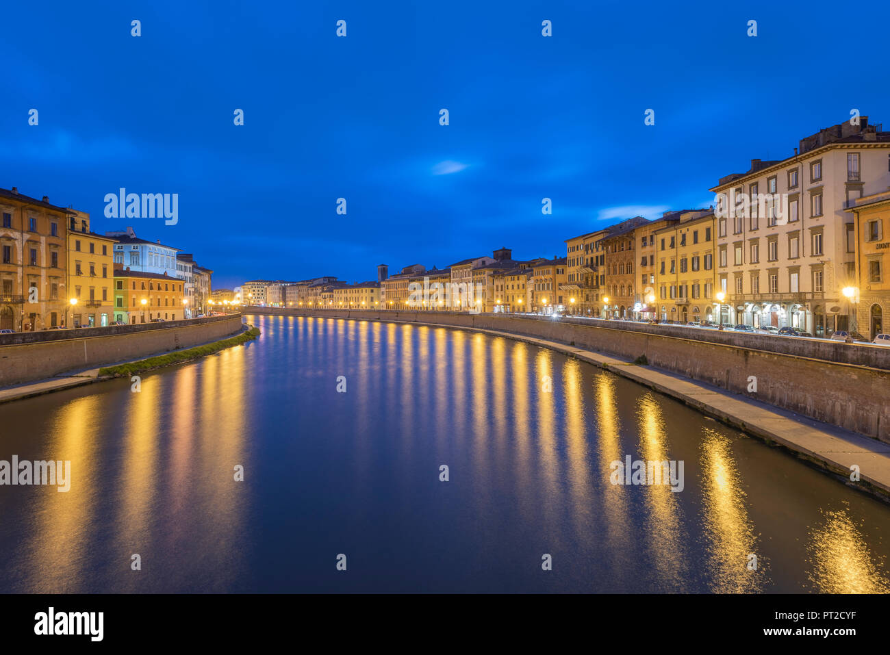 Italia, Pisa, Casco antiguo, Río Arno en hora azul Foto de stock