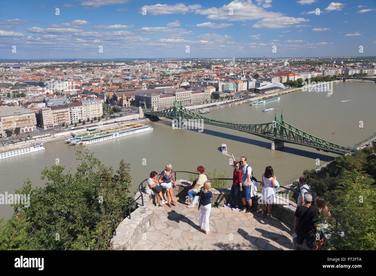 Vista desde la colina Gellert durante el puente de la libertad y de Pest del Danubio, Budapest, Hungría Foto de stock