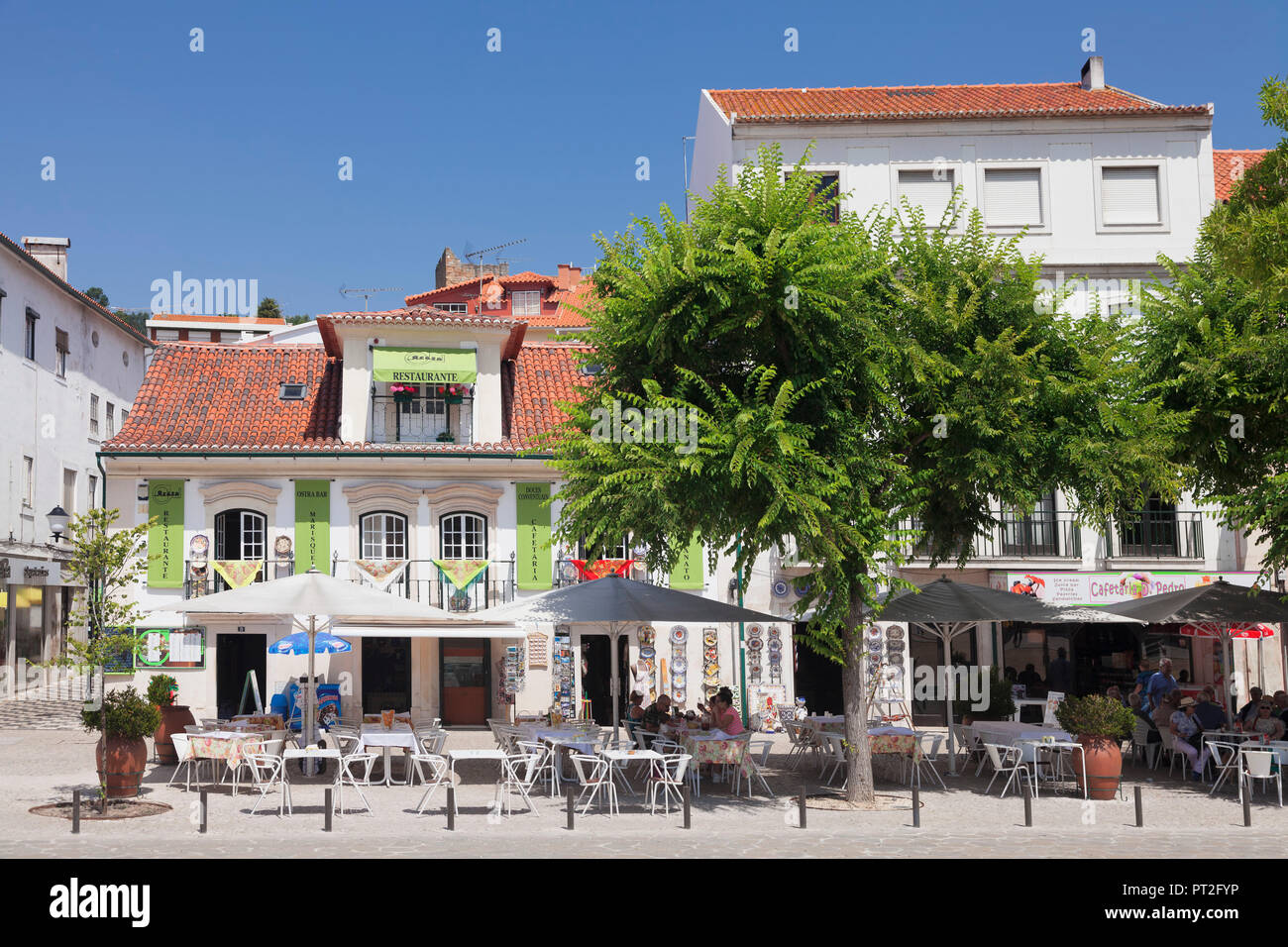 Cafés en la plaza en frente del monasterio de Santa María, Alcobaca, Extremadura, Leira, Portugal Foto de stock