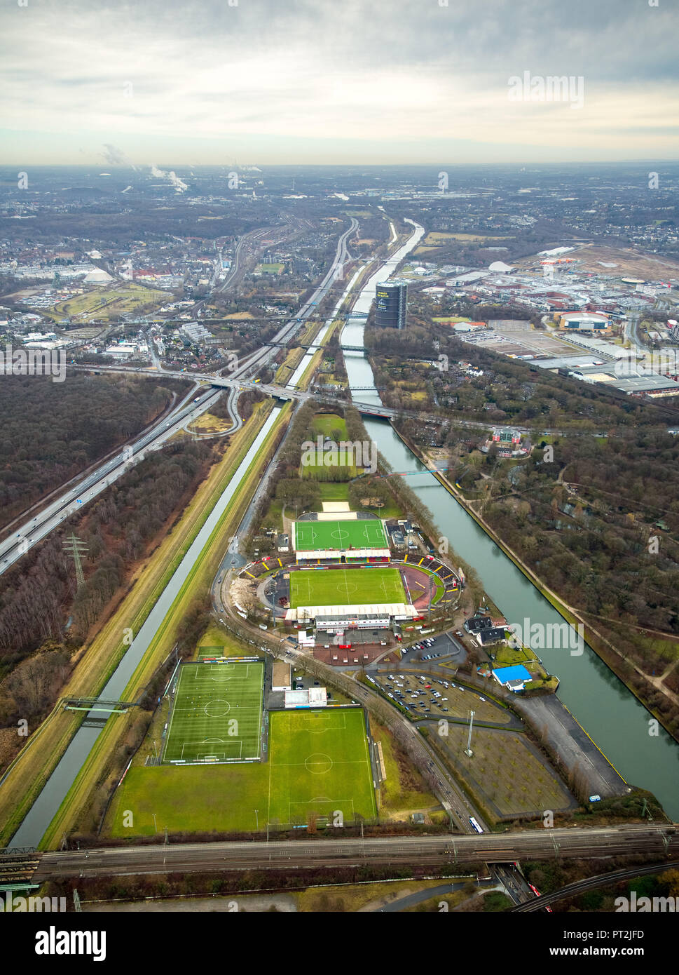 Estadio Niederrhein con nuevo edificio tribuna y SSB sitio, entre el Emscher y Canal Rhein-Herne, Oberhausen, área de Ruhr, Renania del Norte-Westfalia, Alemania Foto de stock