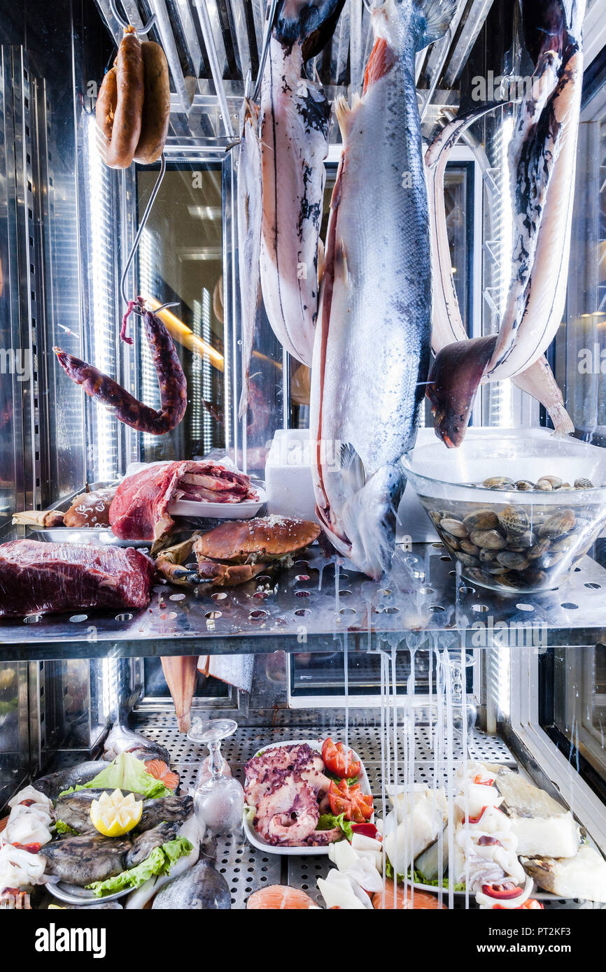 Vitrina con pescados y mariscos Fotografía de stock - Alamy