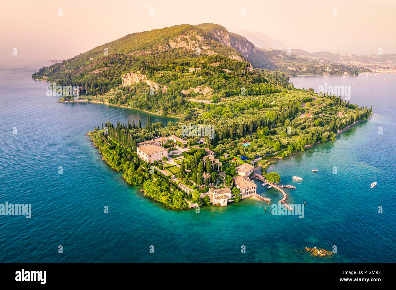 Vista aérea de Punta San Vigilio en Lago de Garda, provincia de Verona, Véneto, Italia Foto de stock