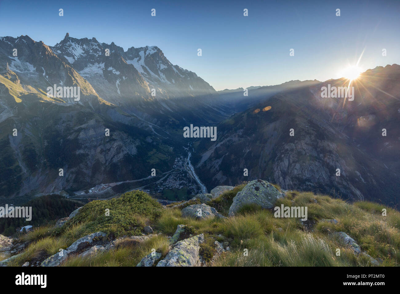 Panorama en Courmayeur y el valle central desde el Monte Chétif al amanecer, Valle de Aosta, Italia Foto de stock