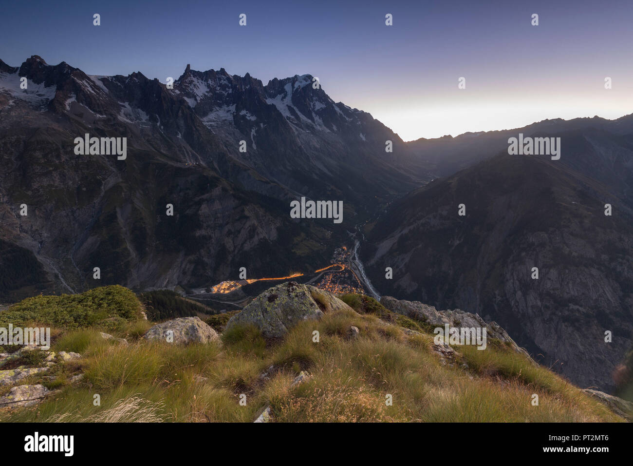 Panorama en Courmayeur y el valle central desde el Monte Chétif al amanecer, Valle de Aosta, Italia Foto de stock