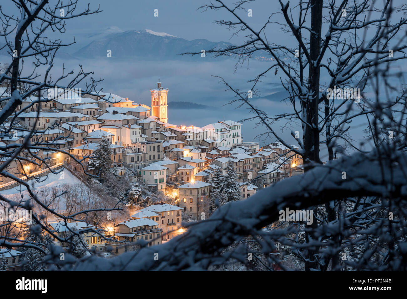 Santa María del Monte enmarcado por las oficinas después de una caída de nieve en el invierno, desde el Campo dei Fiori, Parco Campo dei Fiori, Varese, en Lombardía, Italia, Europa Foto de stock