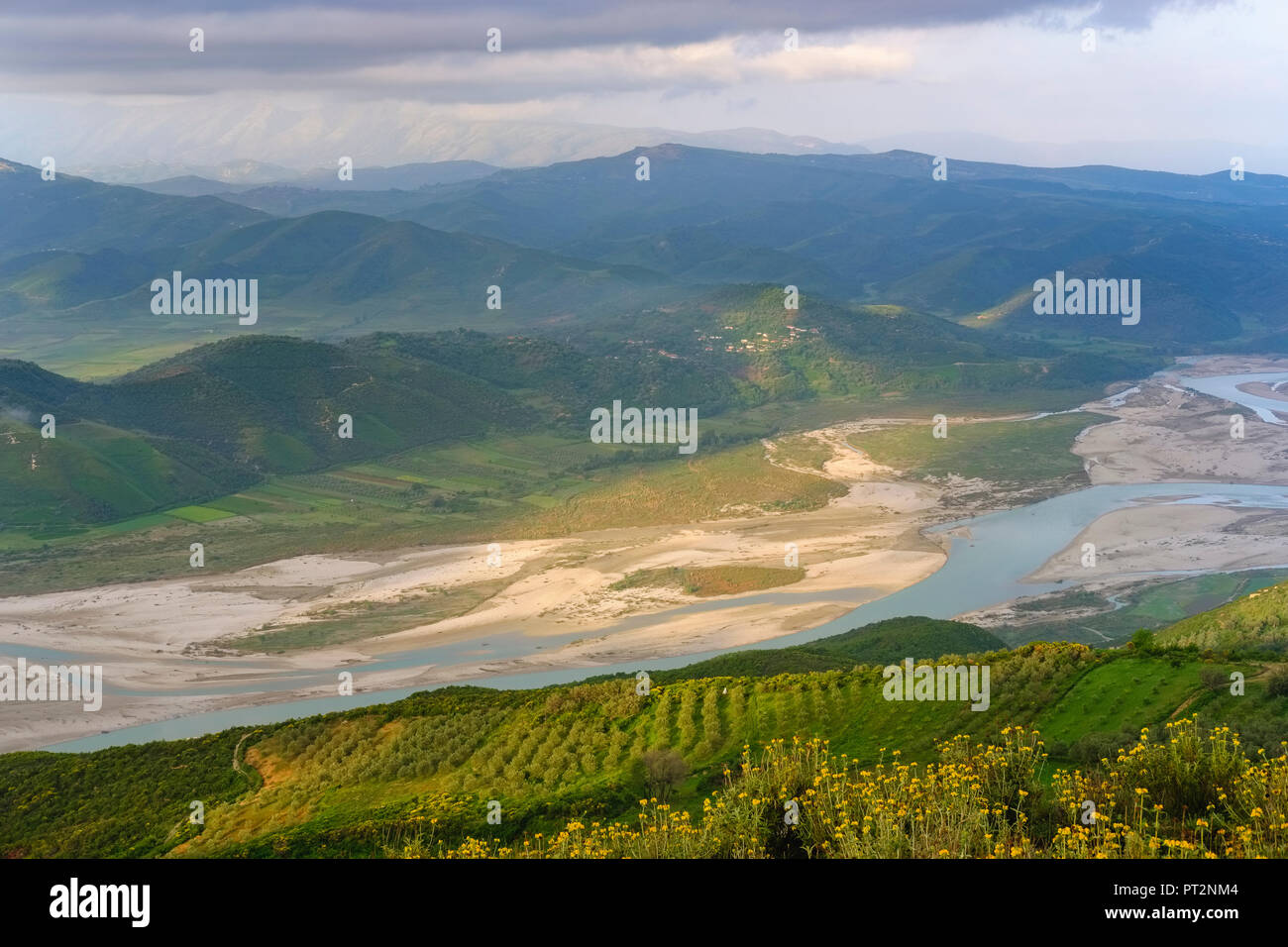 Albania, Condado de Fier, vista desde el río Aooes Byllis a a la luz de la mañana Foto de stock