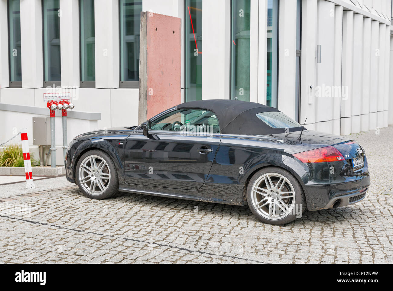 BERLIN, ALEMANIA - 13 de julio de 2018: Negro Audy TT 2 puertas deportes  coche aparcado en