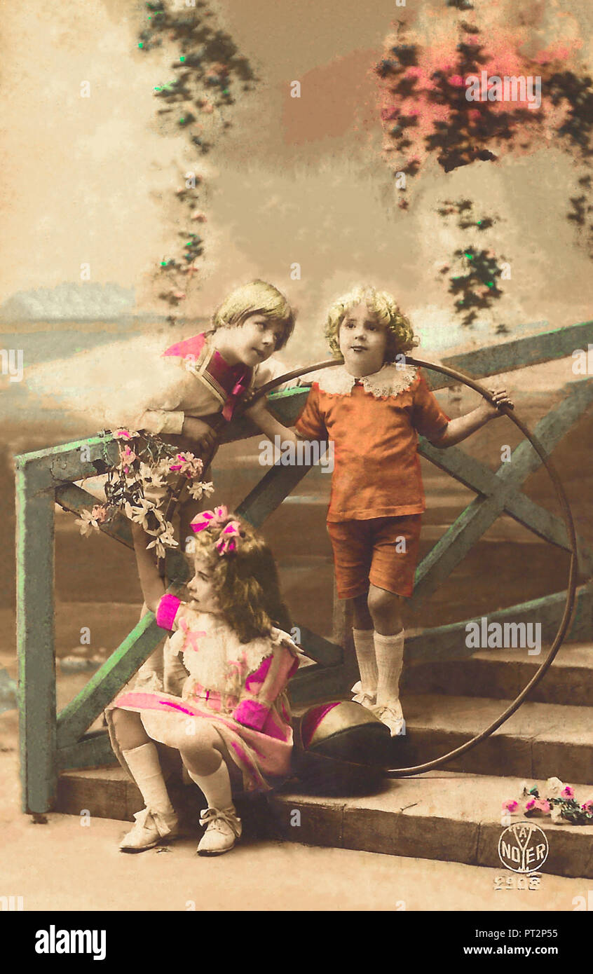 3 rubia Vintage niños jugando. 1910s. Foto de stock