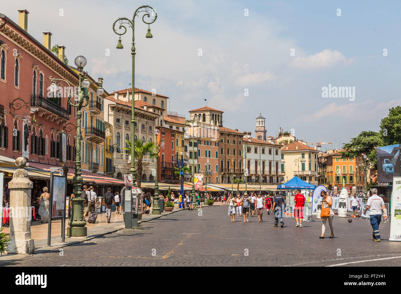 Restaurantes y cafés, la Piazza Bra, Verona, Véneto, Italia, Europa Foto de stock