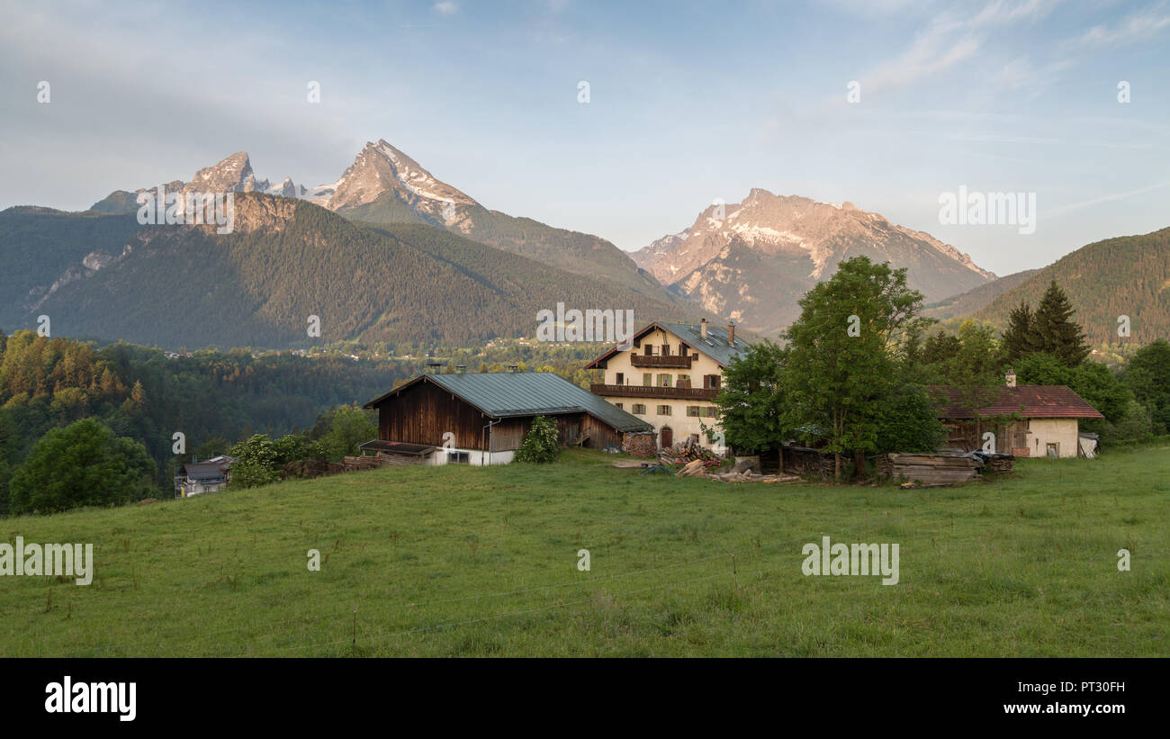Macizo montañoso con Watzmann y Hochkalter, delante prados alpinos y granja, Parque Nacional Berchtesgaden, Baviera, Alemania Foto de stock