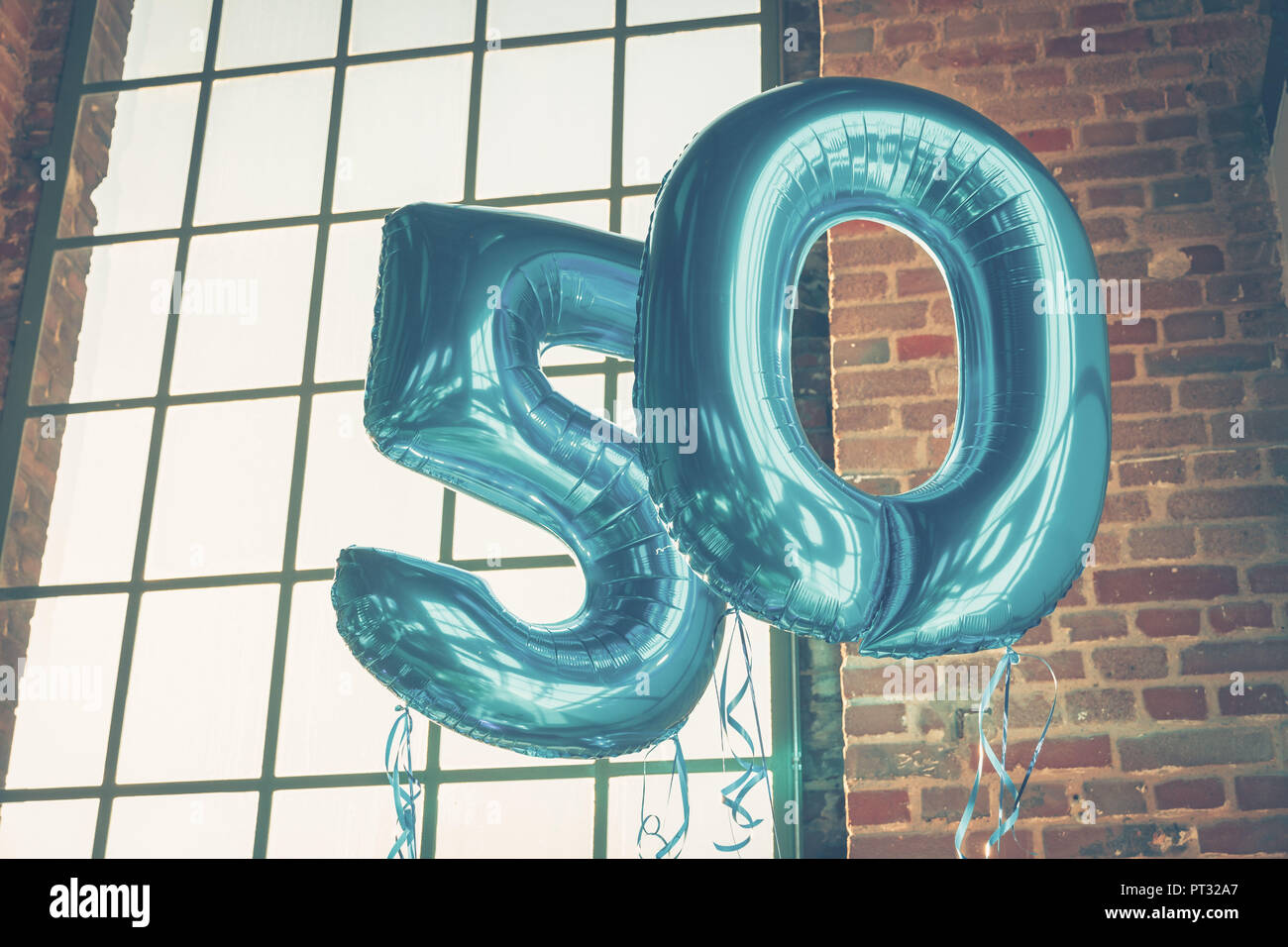 Número 50 dígitos globos, 50 años 50th aniversario de celebración del  evento, con globos de helio multicolor, decoración interior elem Fotografía  de stock - Alamy