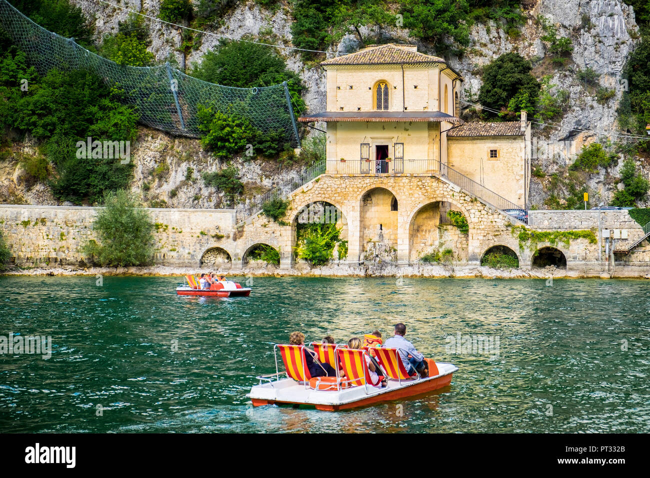 Lago de Scanno, Scanno, Abruzzo, Italia, Europa Central, los turistas en un hidropedal cerca de la pequeña iglesia de la Madonna del Lago, Foto de stock