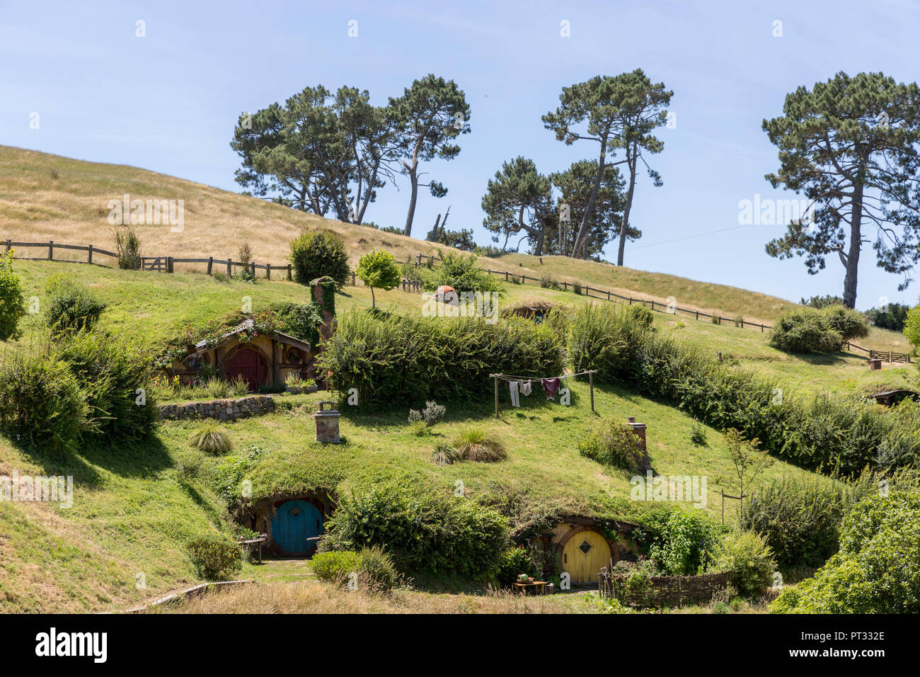 Hobbit casas sobre la colina, Hobbiton Movie Set, Matamata, región de Waikato, Isla del Norte, Nueva Zelanda Foto de stock