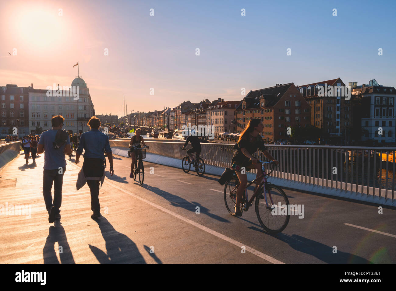 Ruta bicicletas en Nyhavn, Copenhague, Dinamarca Hovedstaden, Europa del Norte, Foto de stock