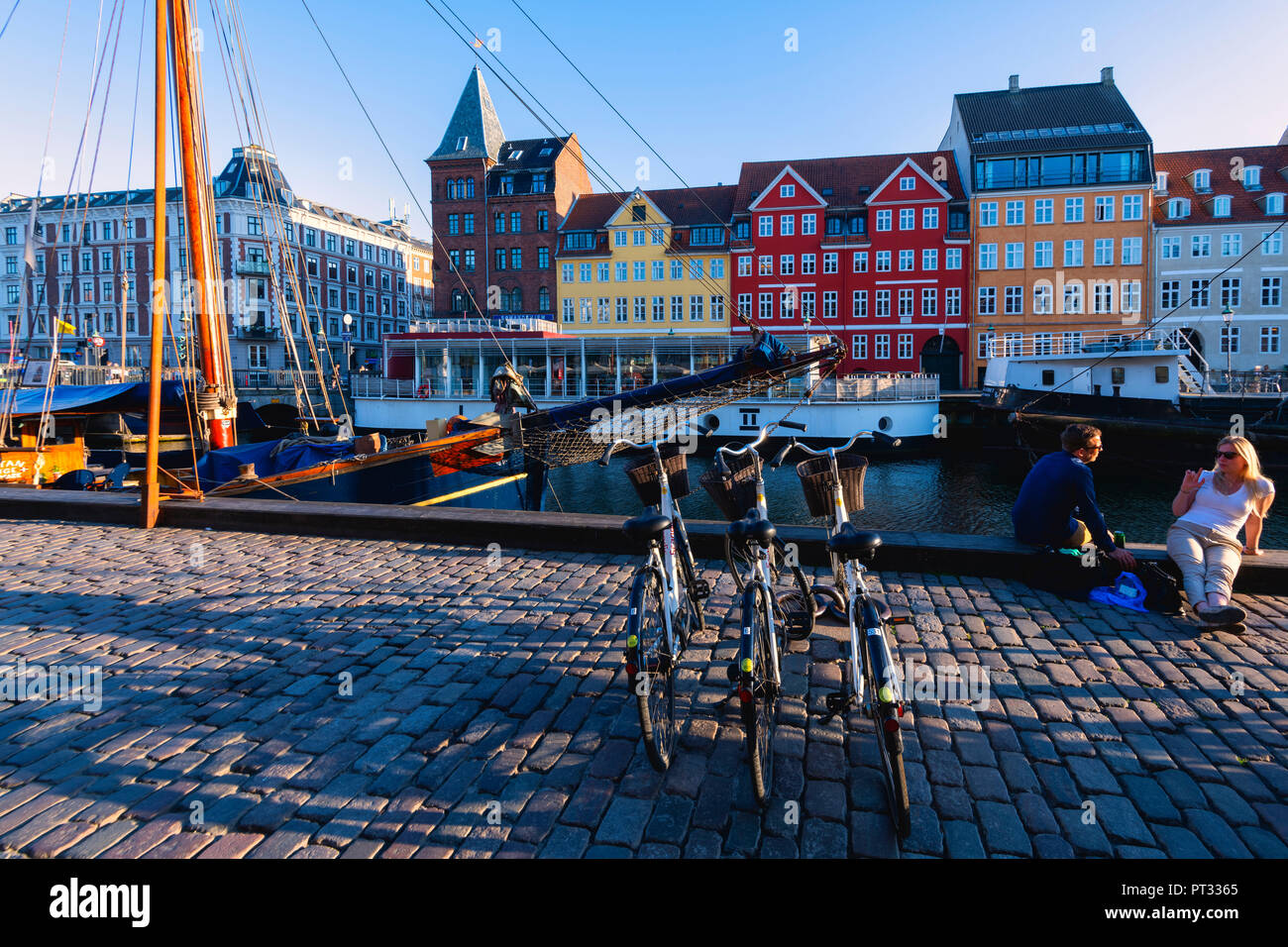 Turismo y Bicicleta en Nyhavn, Copenhague, Dinamarca Hovedstaden, Europa del Norte, Foto de stock
