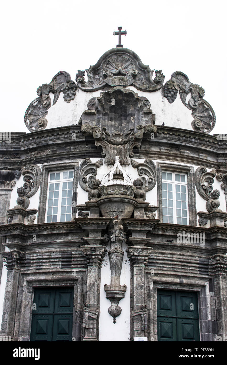 Iglesia barroca Ribeira Grande en la isla de Azores São Miguel Foto de stock