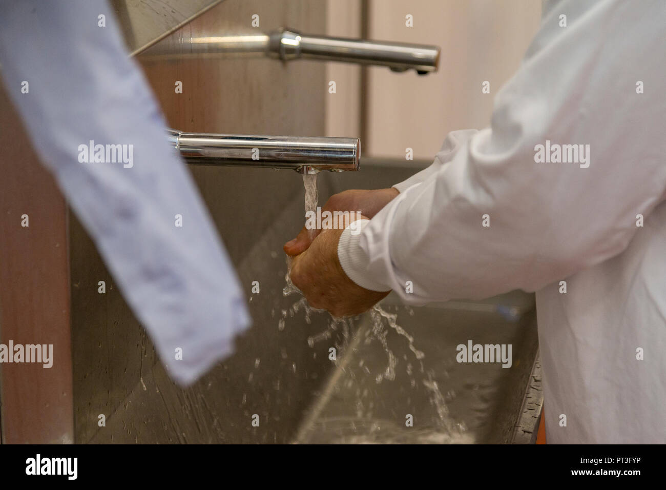Modernas instalaciones para lavarse las manos en compañía de producción de alimentos del Reino Unido Foto de stock