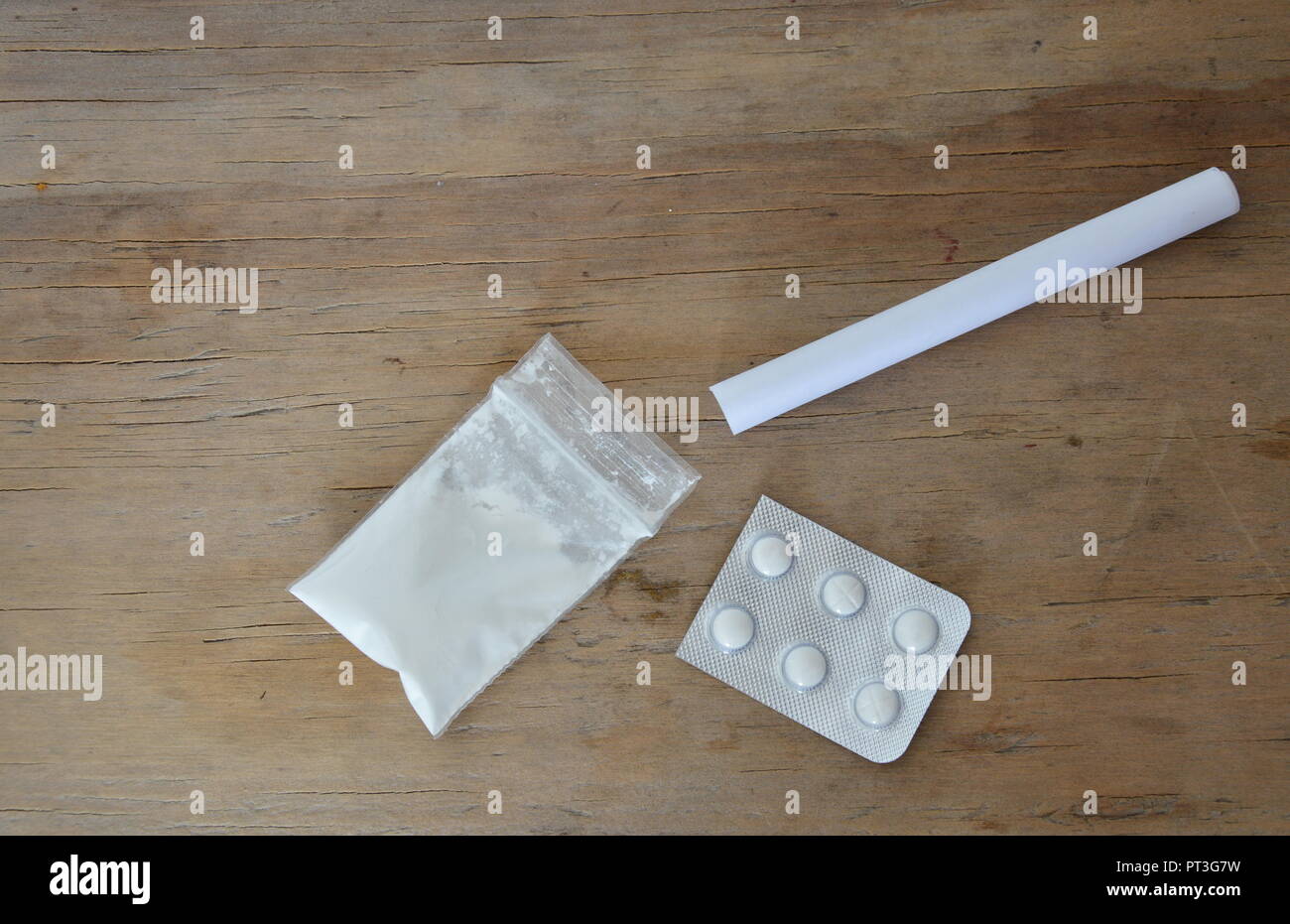 diseño Descriptivo en voz alta Cocaína y drogas en bolsa hermética blister con rollo de papel Fotografía  de stock - Alamy