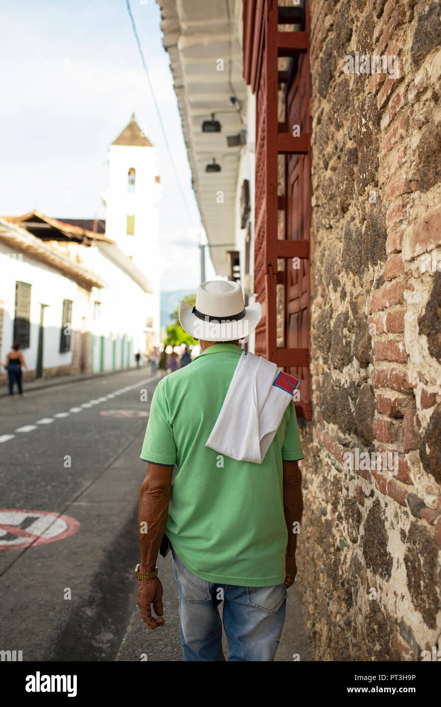 Vista trasera de un local de llevar un sombrero con un trapo de algodón  plegada sobre el hombro. Los hombres del típico desgaste en el clima  caliente de Santa Fe de Antioquia,Colombia