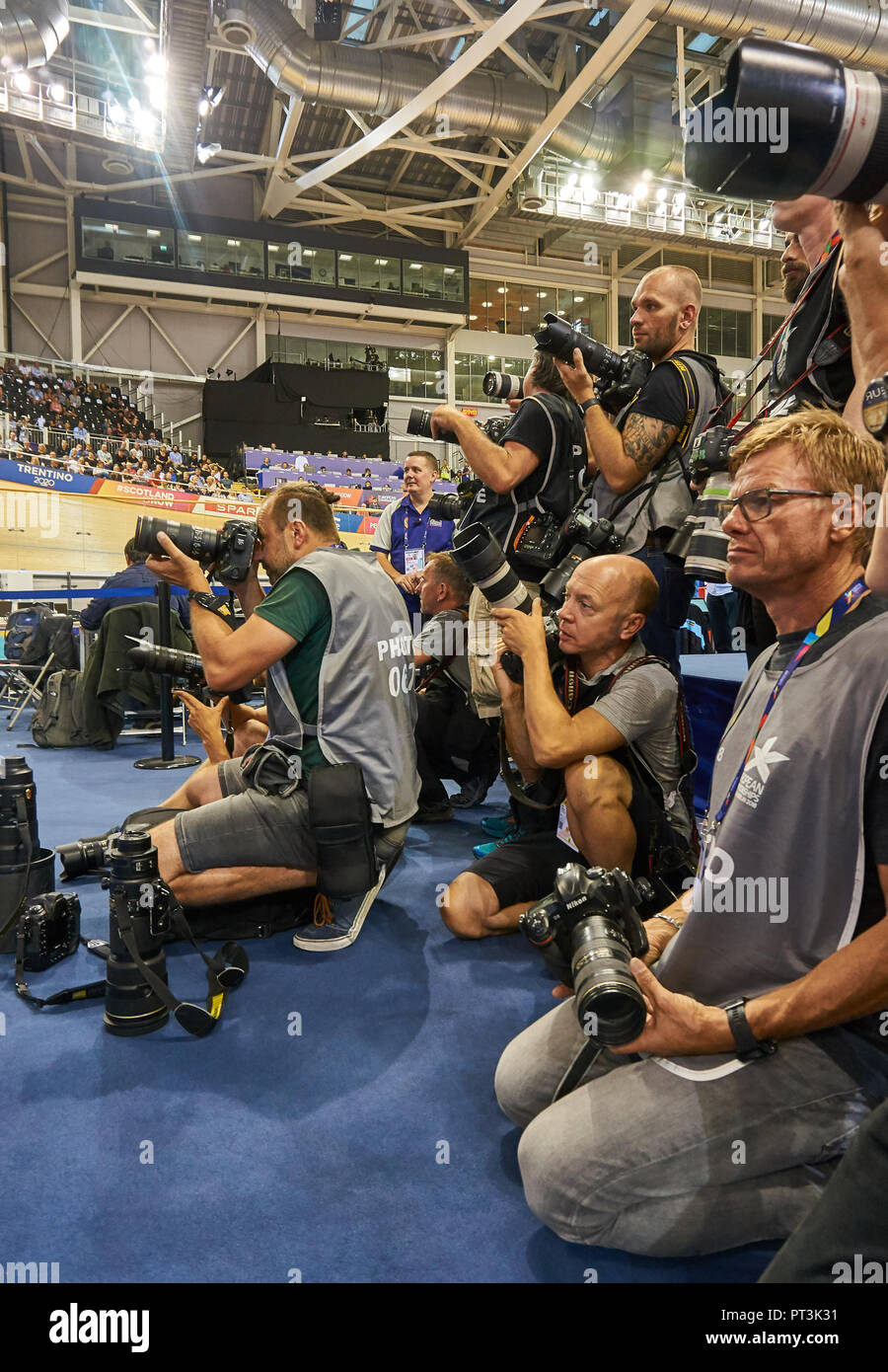 Grupo de fotógrafos de prensa en un evento deportivo - Glasgow en los Campeonatos Europeos de 2018 Foto de stock