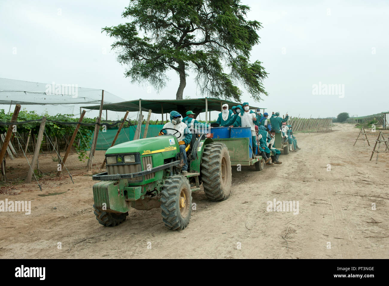 Tractor con un tanque para el transporte de personal. Foto de stock