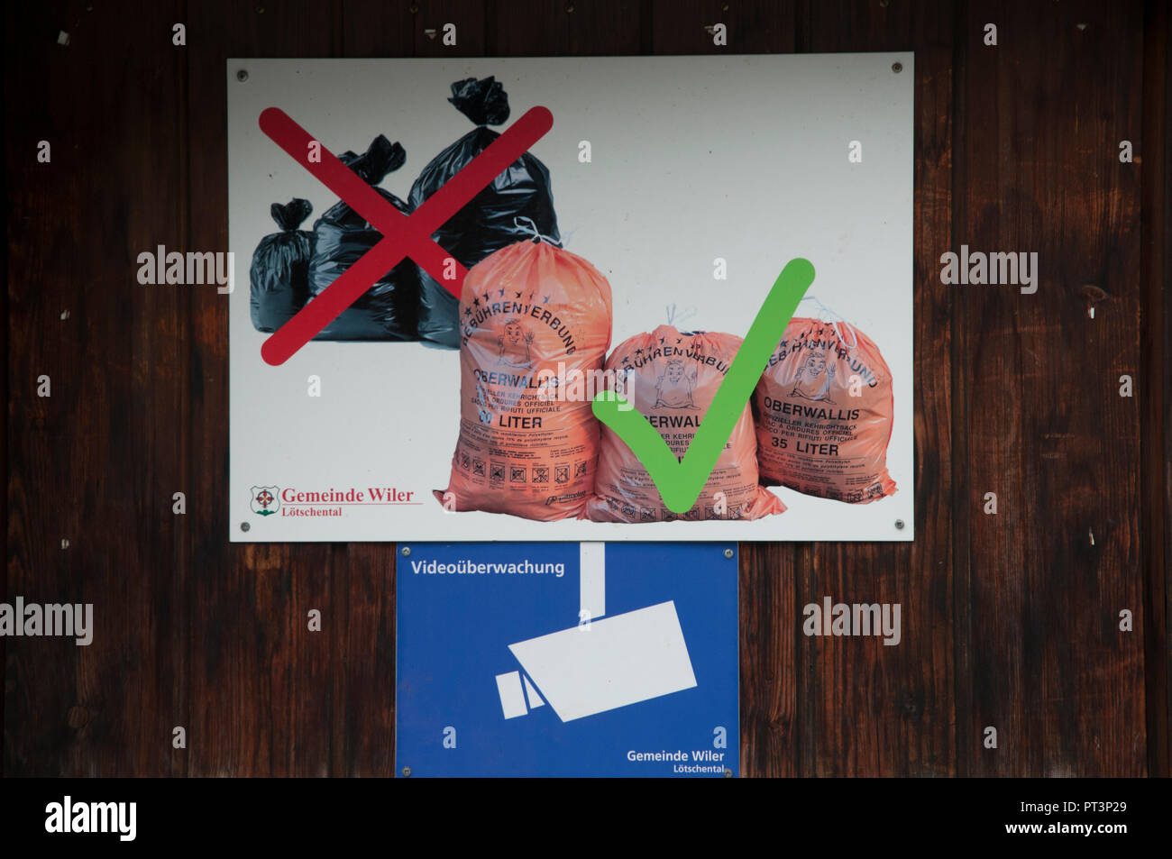 Dispoal basura instrucciones mostradas en una aldea en el valle Loetschental, Valais, Suiza: aprobación, honorarios pagados bolsas deben ser utilizados. Foto de stock