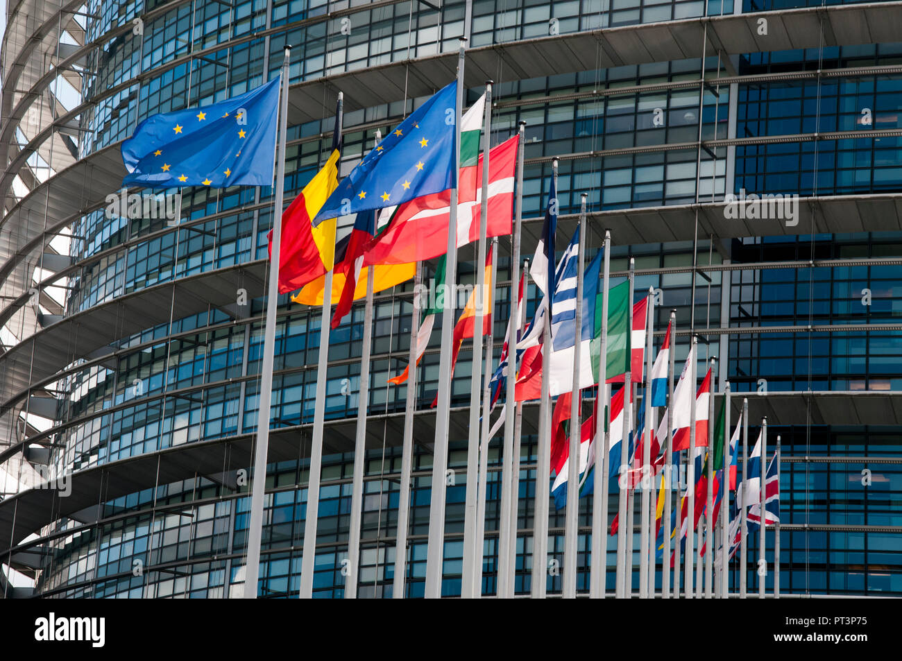 Banderas de los Estados miembros volando en el Parlamento Europeo, en Estrasburgo, Alsacia, Francia Foto de stock