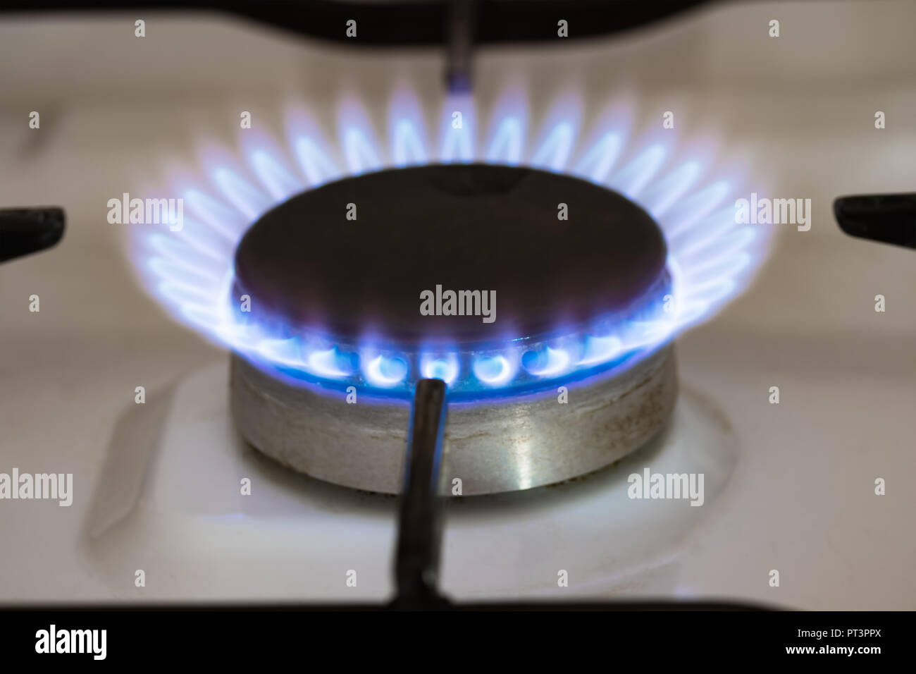 La llama azul que sale del quemador de estufa de gas natural vintage  Fotografía de stock - Alamy
