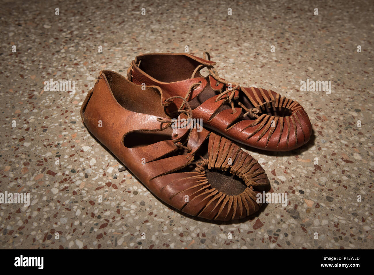Sandalia romana fotografías e imágenes de alta resolución - Alamy