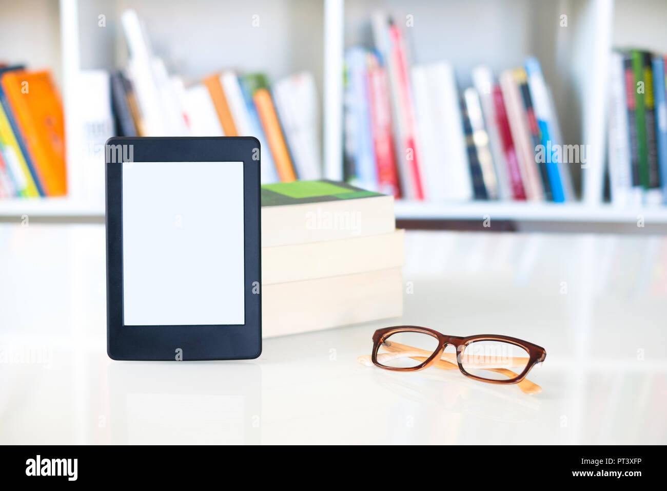 Internet y los libros electrónicos concepto con e-book reader Foto de stock