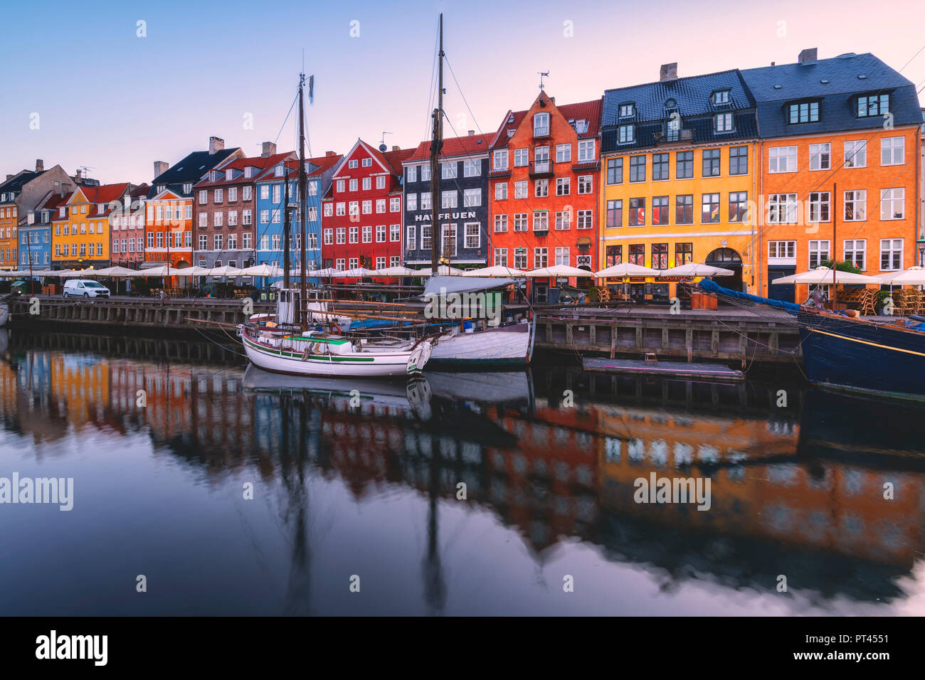Al amanecer, Nyhavn, Copenhague, Dinamarca Hovedstaden, Europa del Norte, Foto de stock