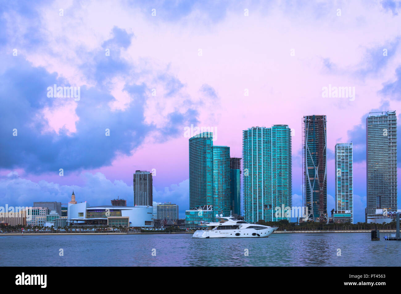 Perfil del centro de la ciudad de Miami desde la isla Watson, Miami, Florida, Estados Unidos de Norteamérica Foto de stock
