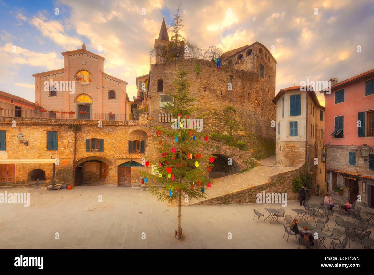 Atardecer en la plaza principal de Apricale, en la provincia de Imperia, Liguria, Italia, Europa Foto de stock
