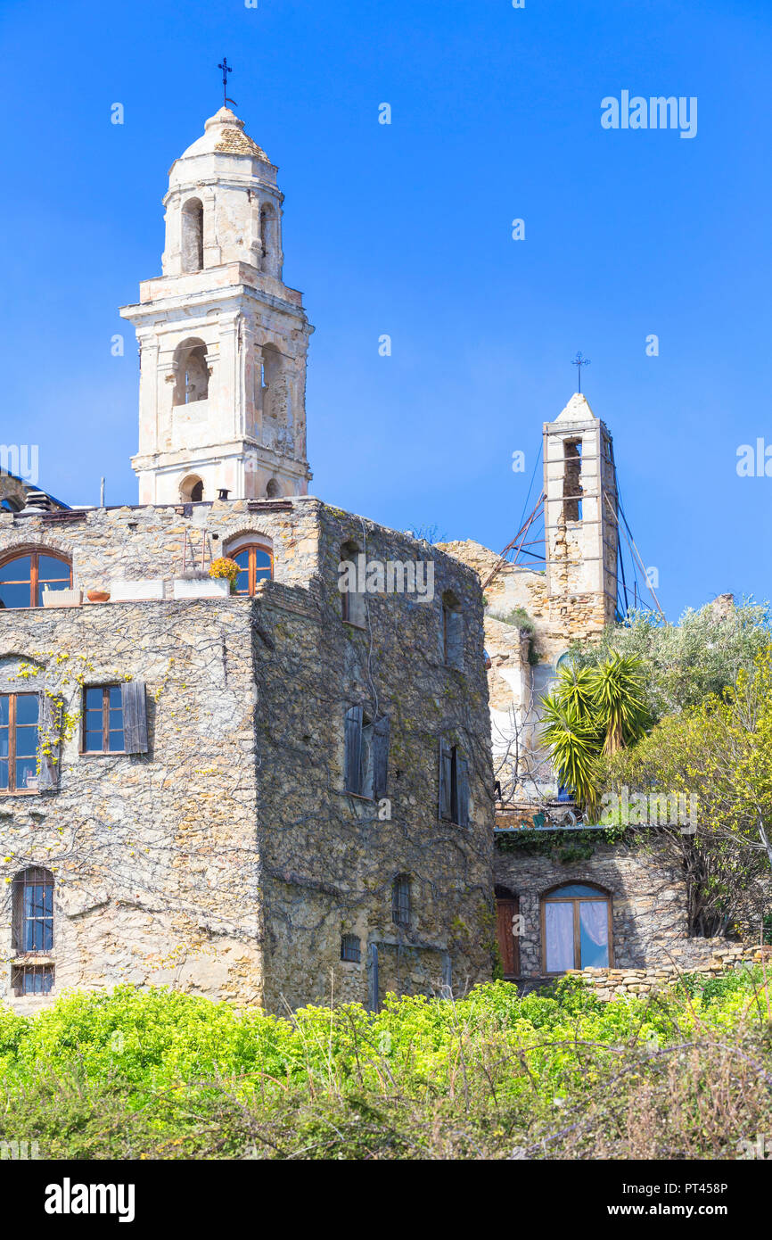Restos de los campanarios de la iglesia de Sant'Egidio después del terremoto de 1887, Bussana Vecchia, Sanremo, en la provincia de Imperia, Liguria, Italia, Europa Foto de stock