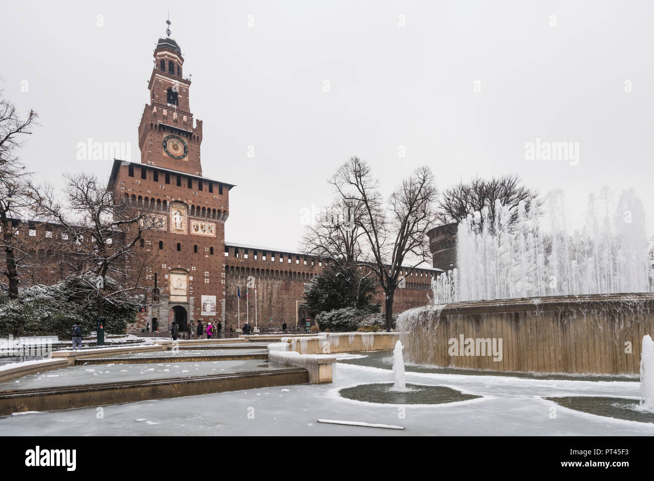 Castillo Sforza con nieve, Milán, Lombardía, Italia, Europa Foto de stock
