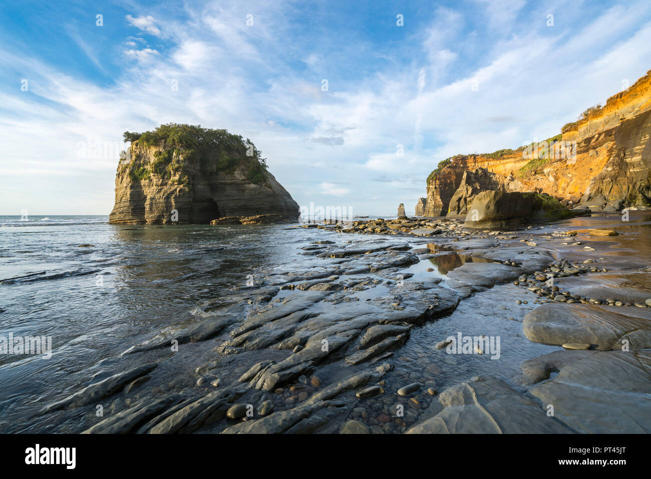Formaciones de roca en las tres hermanas, Tongaporutu, distrito de New Plymouth, región de Taranaki, Isla del Norte, Nueva Zelanda Foto de stock
