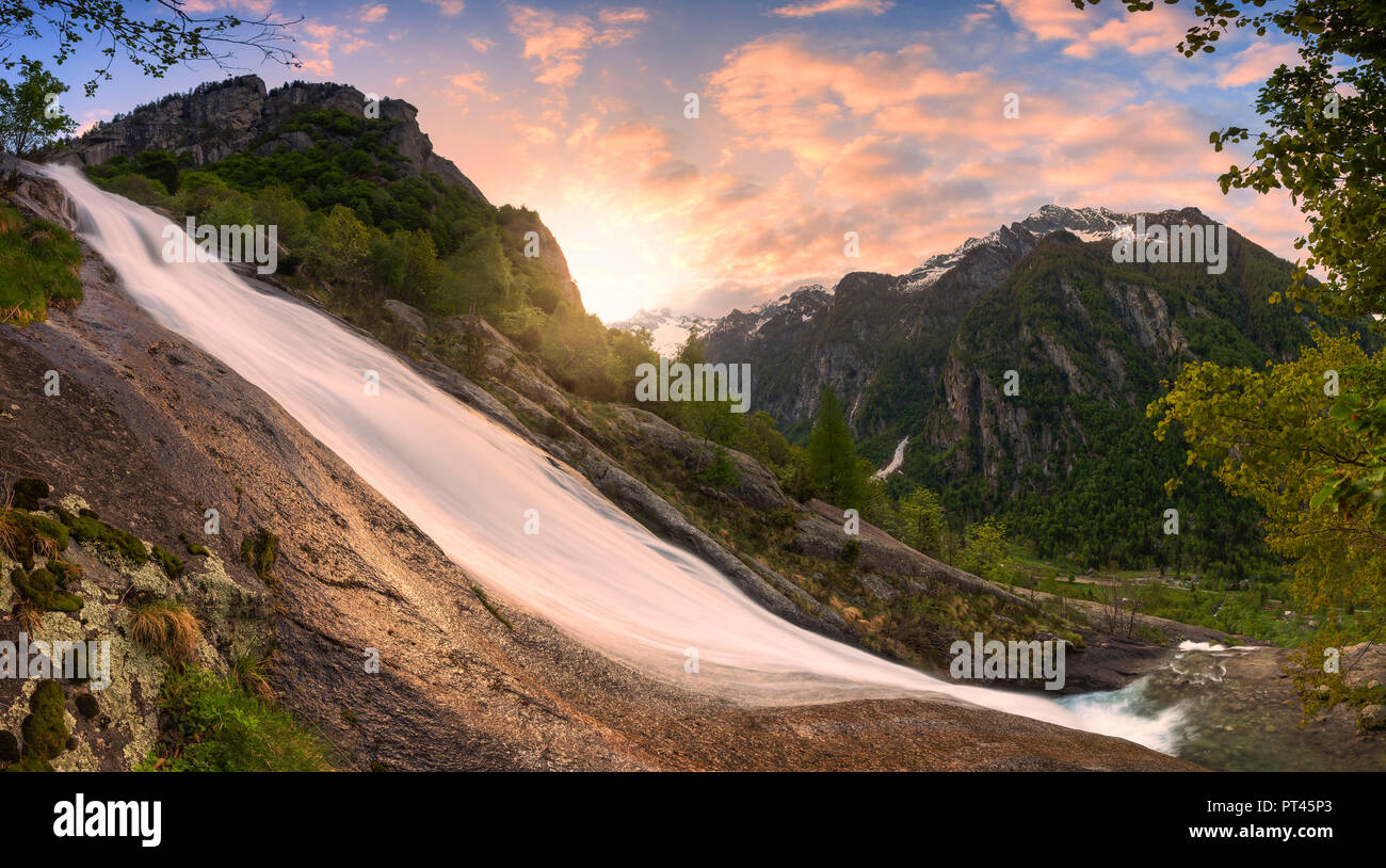 Val del Ferro Cascada durante el colorido del amanecer, Val di Mello Mello (Valle), Valmasino, Valtellina, Lombardía, Italia, Europa Foto de stock