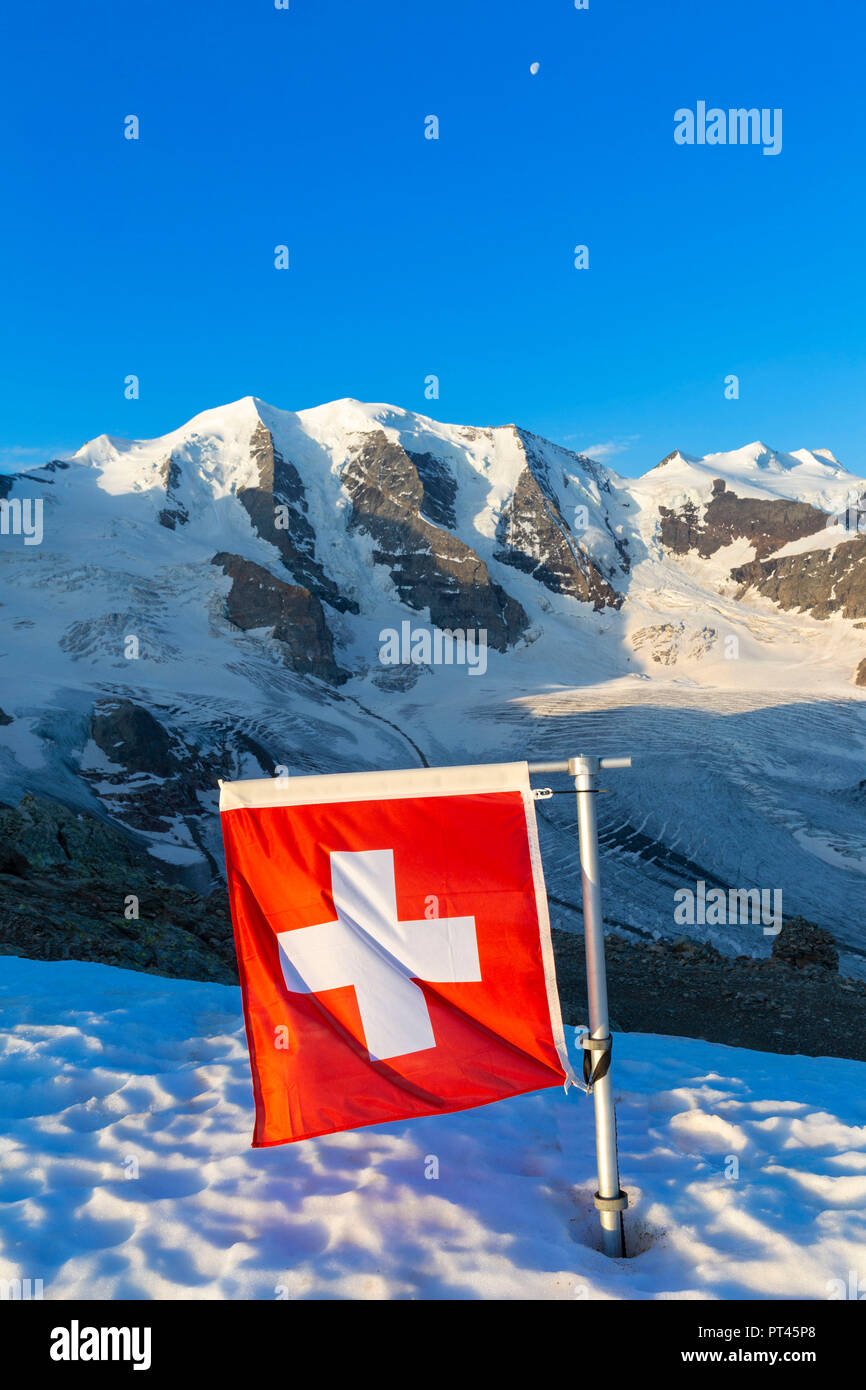 La bandera suiza con picos y Vedret Palù Pers glaciar en el fondo, refugio Diavolezza, Bernina Pass, Engadin, cantón de Los Grisones, Suiza, Europa Foto de stock