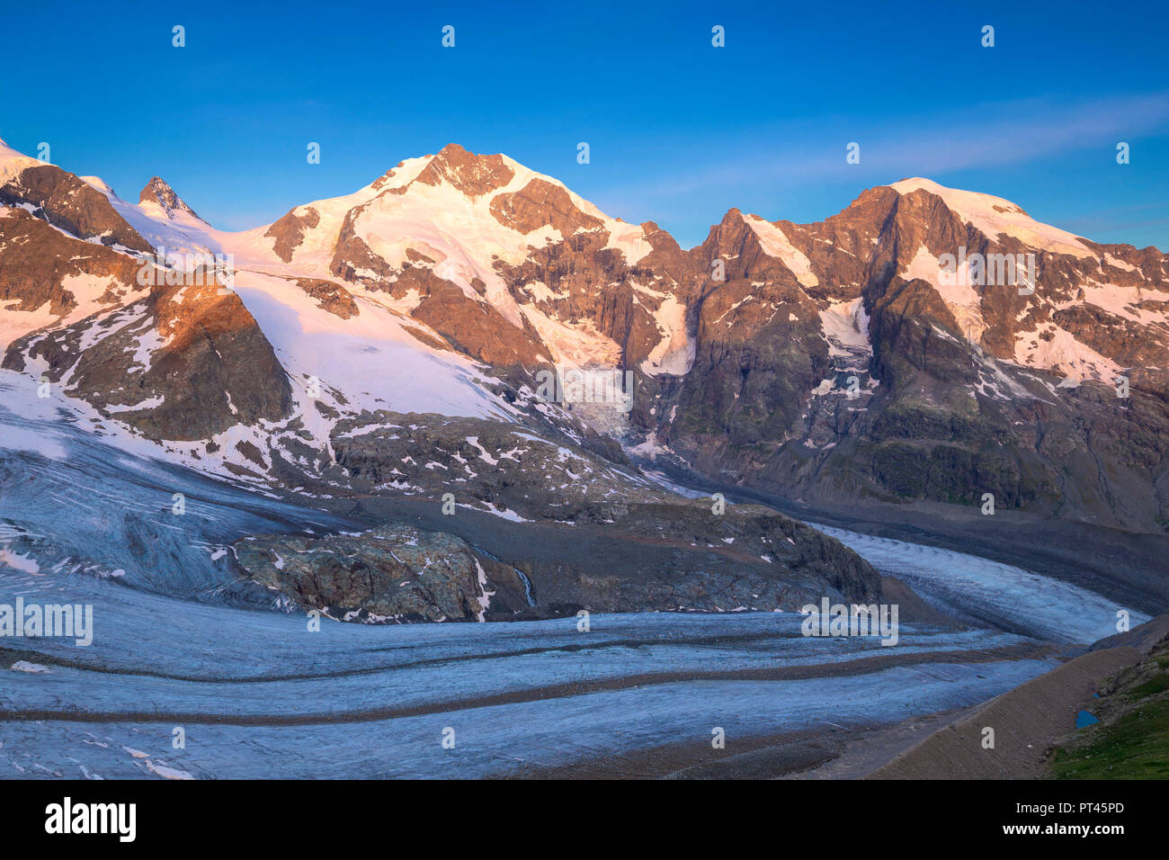 Piz Bernina con Vedret Pers glaciar en el primer plano, refugio Diavolezza, Bernina Pass, Engadin, cantón de Los Grisones, Suiza, Europa Foto de stock