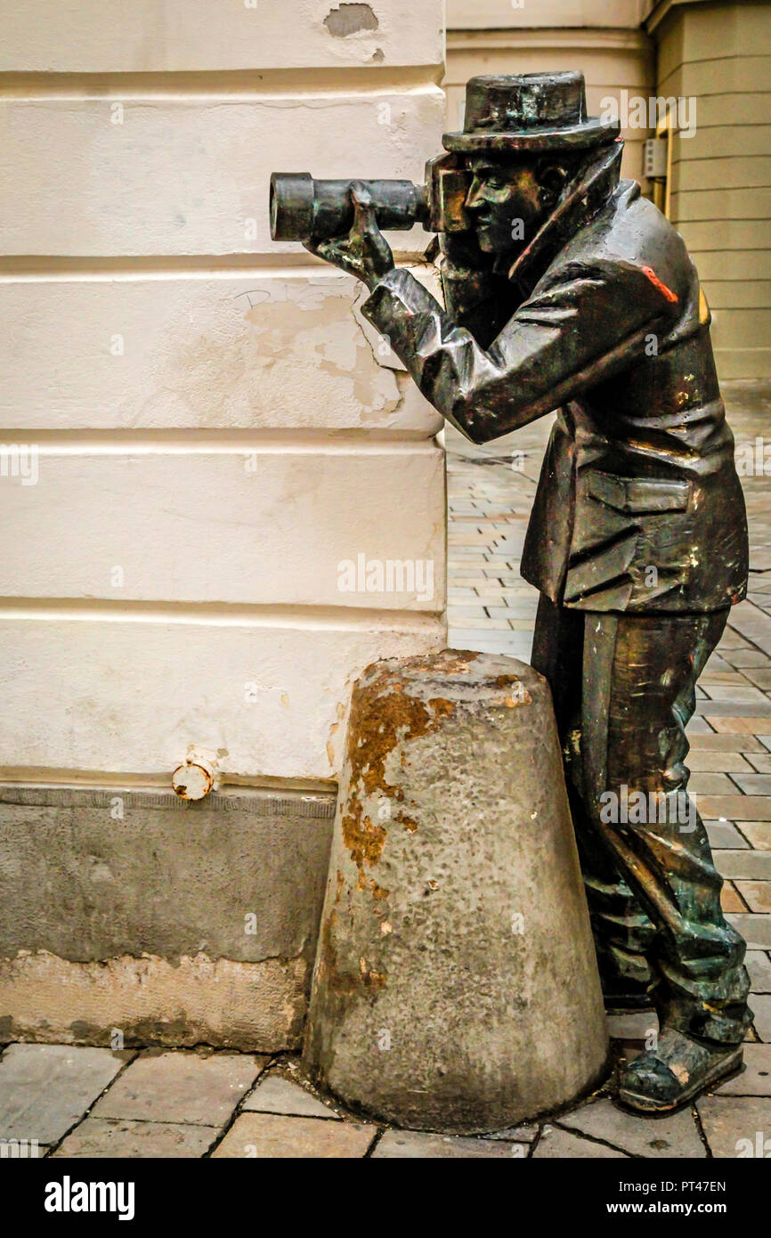 Fotógrafo Paparazzi estatua de pie en la esquina de la calle Laurinska Radnicna y en Bratislava, Eslovaquia Foto de stock