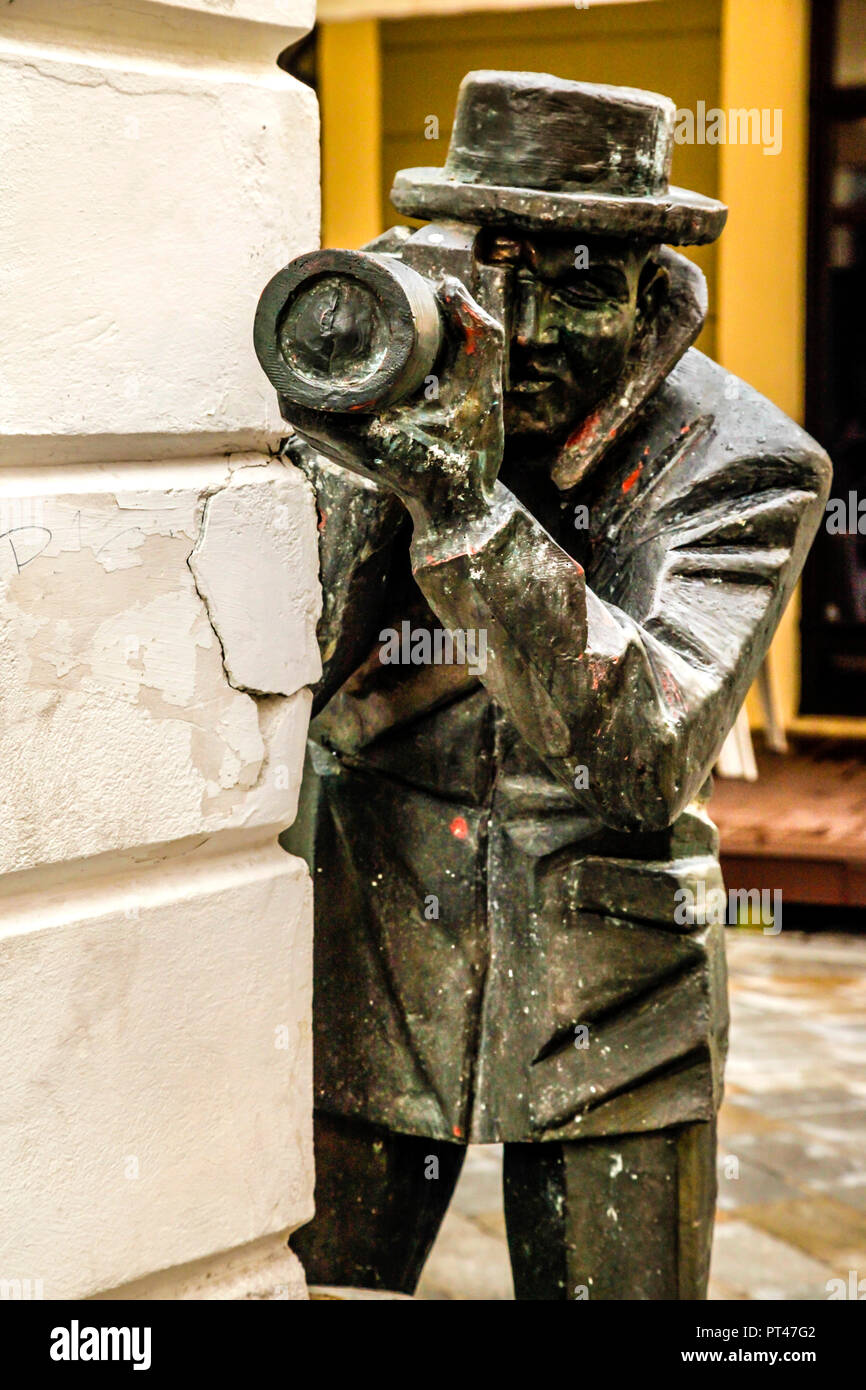 Fotógrafo Paparazzi estatua de pie en la esquina de la calle Laurinska Radnicna y en Bratislava, Eslovaquia Foto de stock