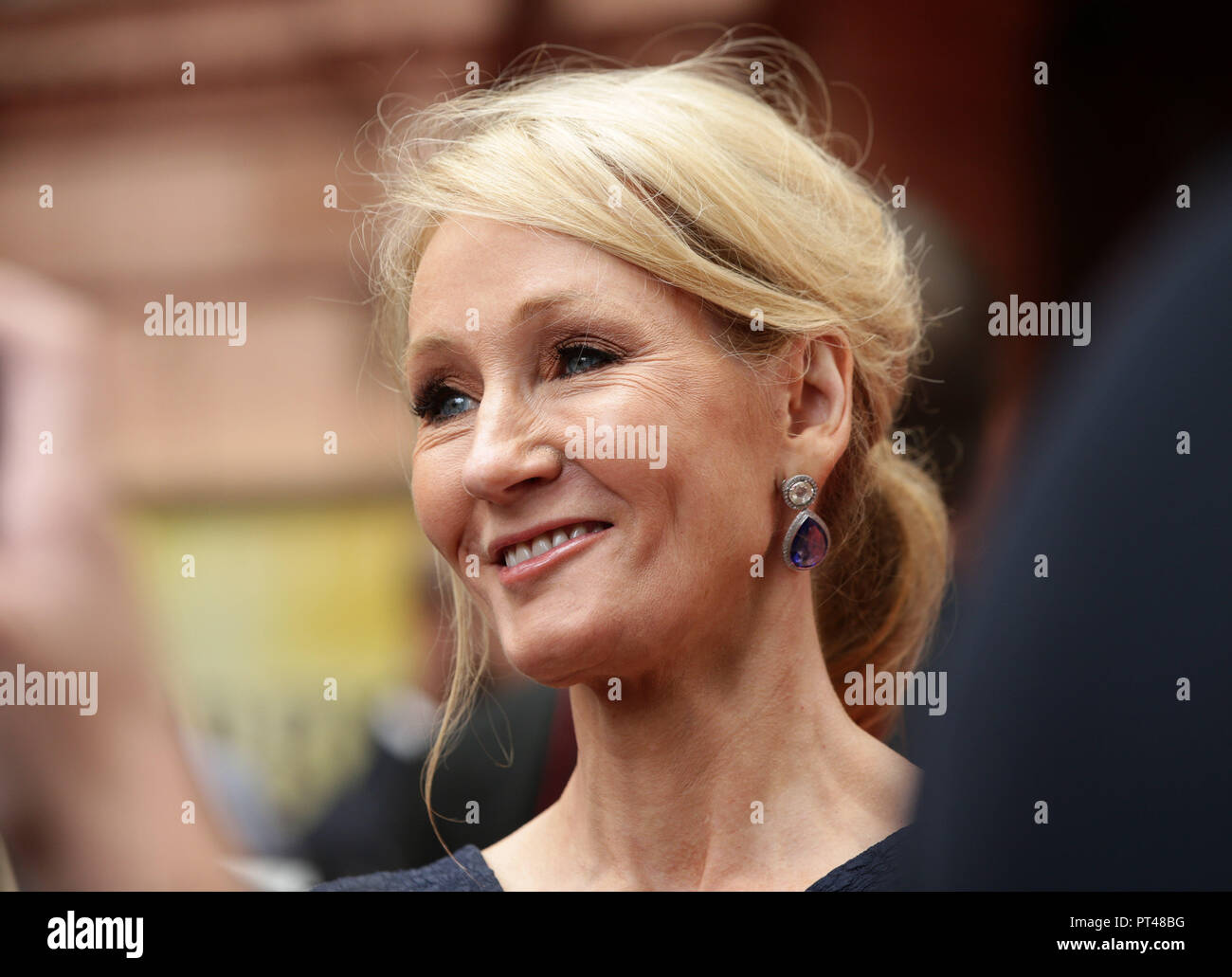Embargado SÁBADO 6 DE OCTUBRE DE 1300 Foto de archivo de fecha 30/07/16 de JK Rowling ha dicho que ella disfruta de vivir una vida "muy desapercibido" y a menudo pueden obtener sin ser reconocidos. Foto de stock